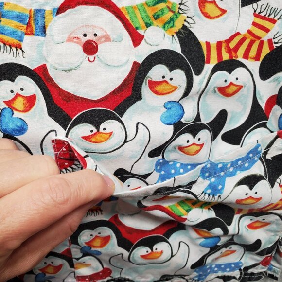 MNJ V-Neck Scrub Top Santa Claus with Penguins Holiday Theme Print 2 Pckts Sz XL - Picture 7 of 10